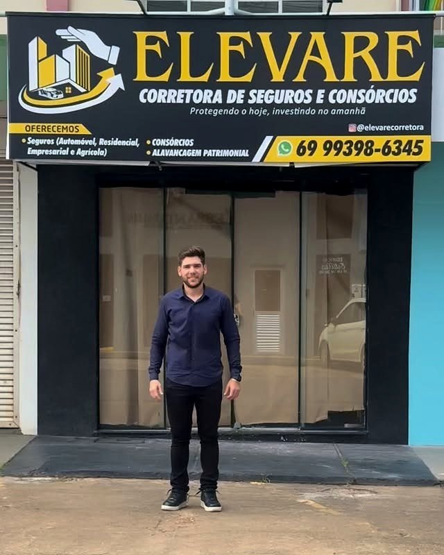 Fachada do escritório da Elevare em Vilhena, com Anderson Fernandes na entrada
